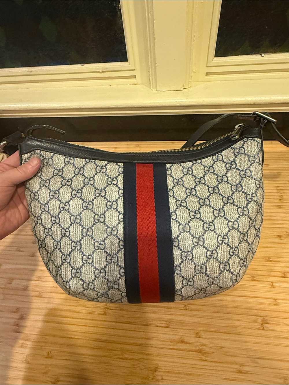 authentic Gucci Beige GG Supreme Canvas Crossbody with Red & Blue Stripe - Picture 3 of 12